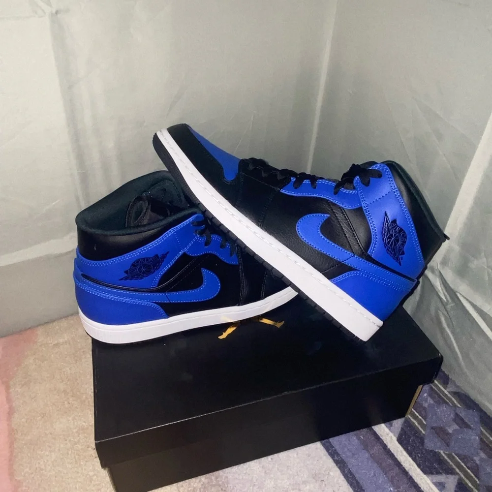 Size:10.5 Jordan 1 Mid hyper Royal tumbled leather - Picture 3 of 5